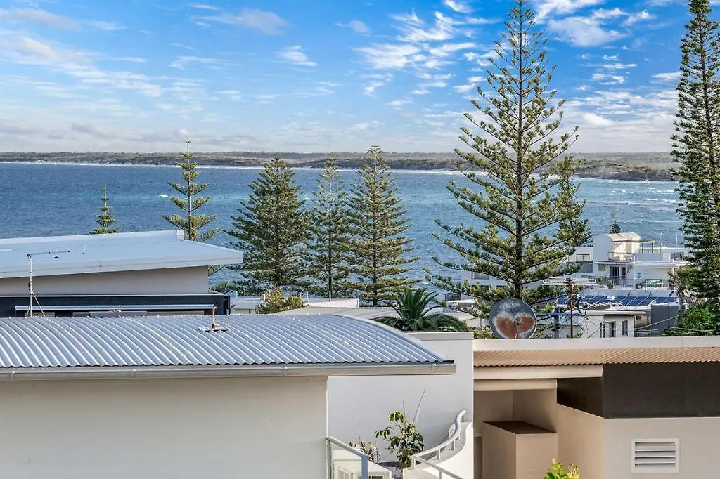 Kings Beachside Escape Spacious Apartment Centrally Located Caloundra