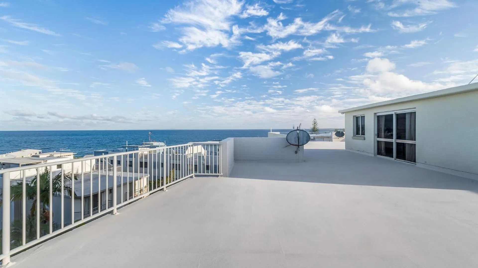 Kings Beachside Escape Spacious Apartment Centrally Located Caloundra