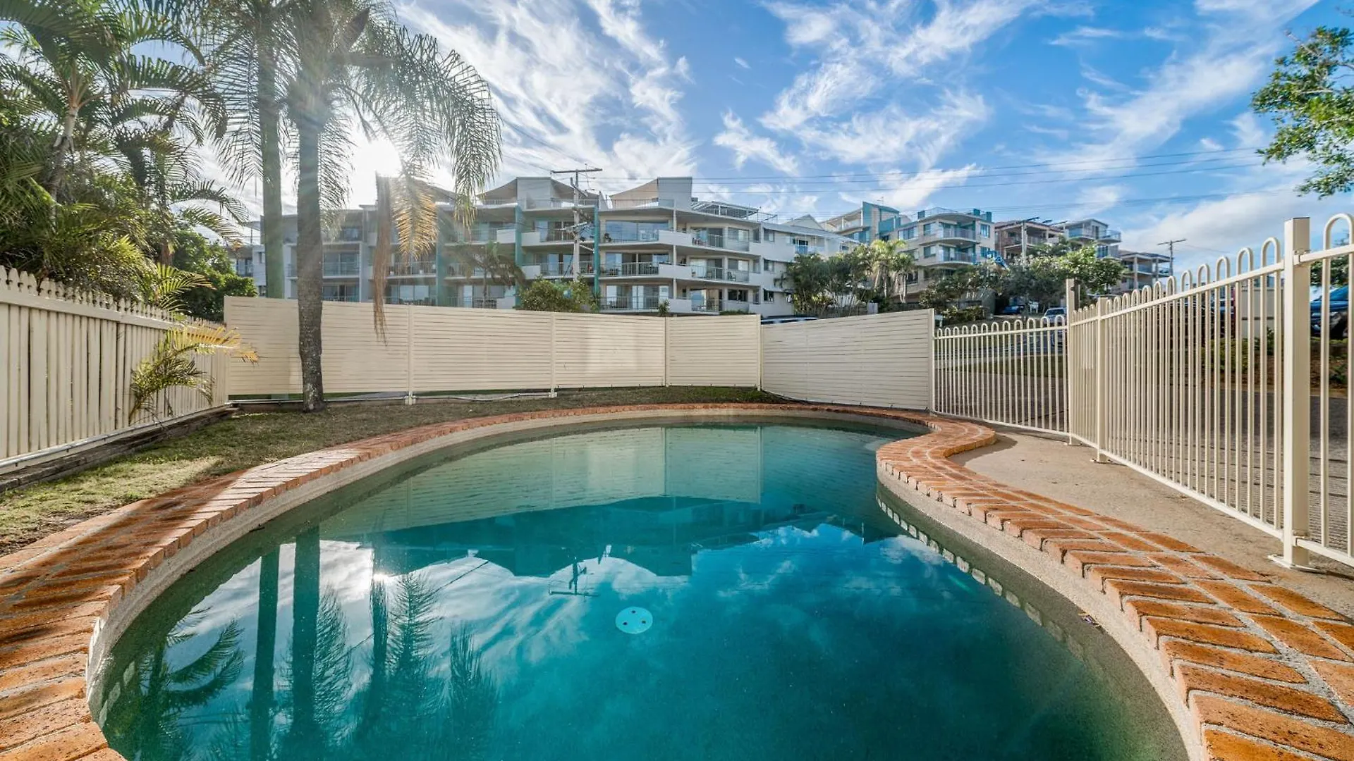 Kings Beachside Escape Spacious Apartment Centrally Located Caloundra