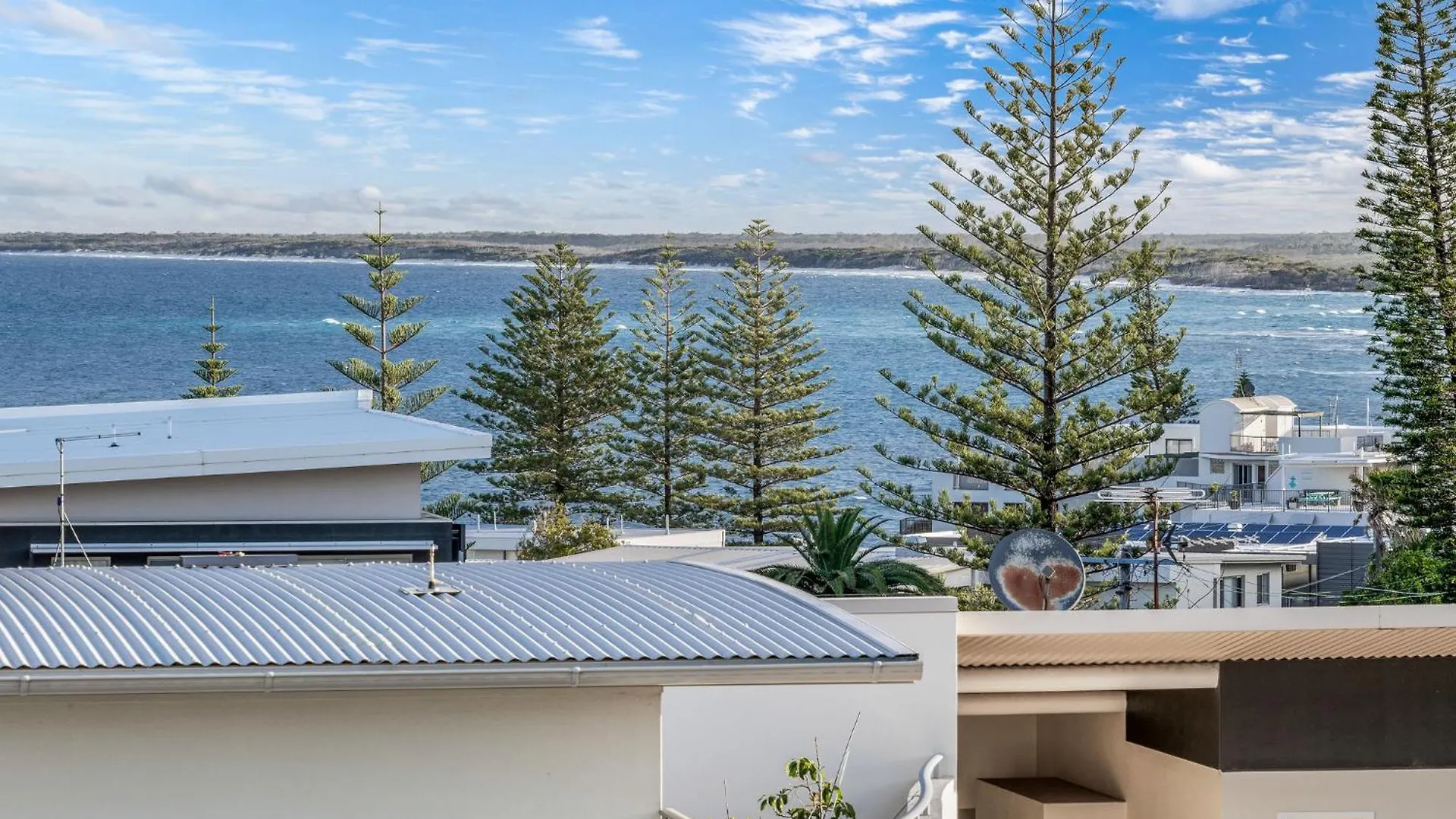 Kings Beachside Escape Spacious Apartment Centrally Located Caloundra