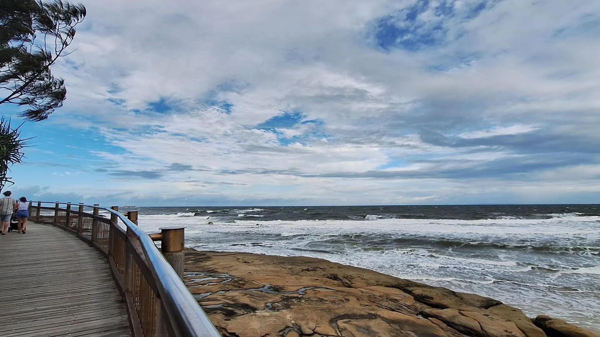 Kings Beachside Escape Spacious Apartment Centrally Located Caloundra