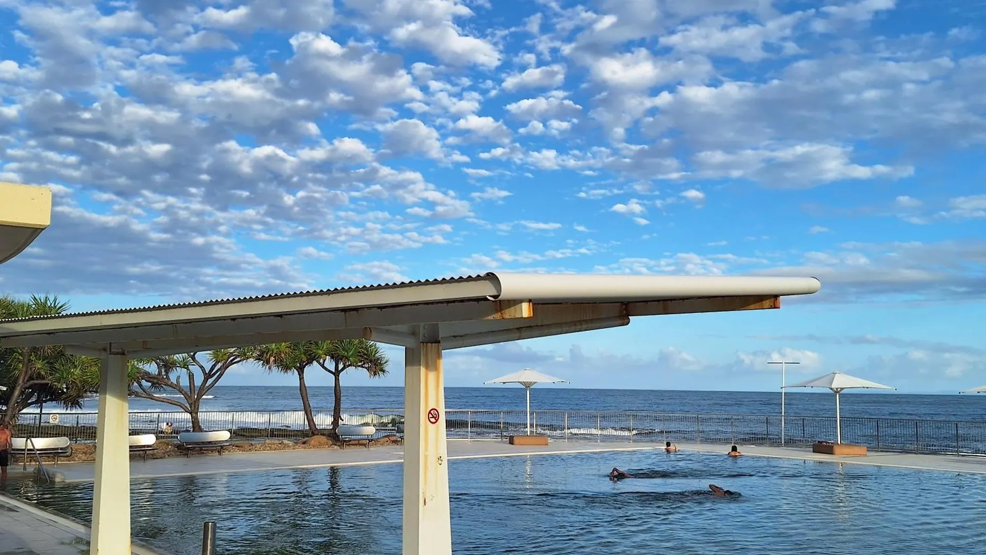 Kings Beachside Escape Spacious Apartment Centrally Located Caloundra